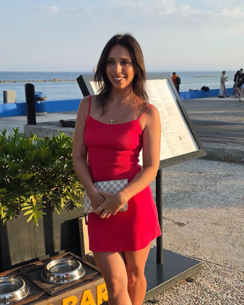 Julia Falfouchinskaya smiling on a seaside promenade